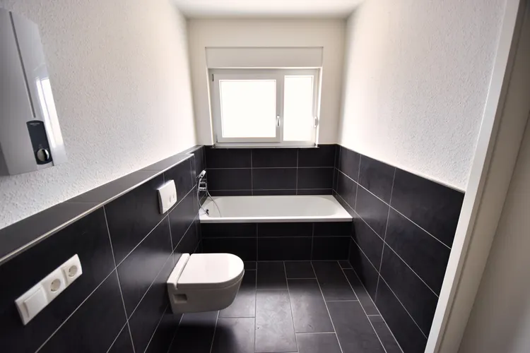 Neubauzustand! Exklusive 3-Zi-Whg mit eig. Eingang! Tolles Bad, 73qm, Fußbodenheizung, Terrasse... - Foto 2