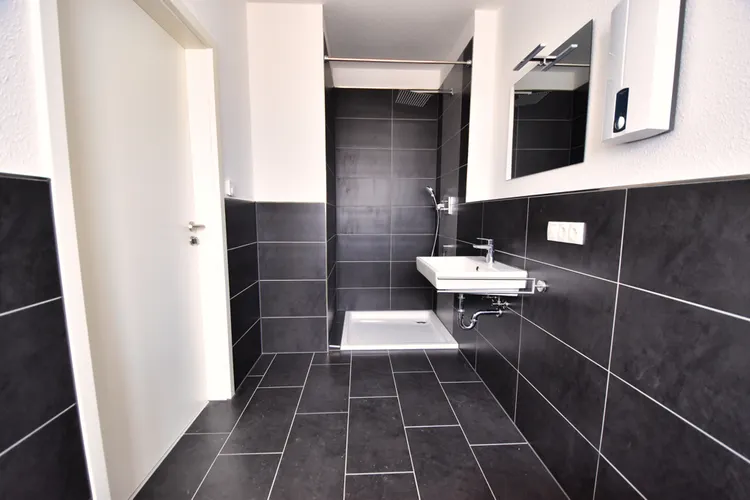 Neubauzustand! Exklusive 3-Zi-Whg mit eig. Eingang! Tolles Bad, 73qm, Fußbodenheizung, Terrasse... - Foto 3