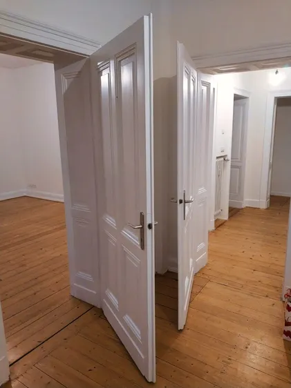 Plittersdorf-Villenviertel: 4 Zimmer, Bad mit Badewanne, Holzdielenboden, überdachter Südbalkon - Foto 1