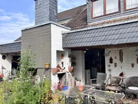 Rückseite mit Terrasse und Kamin