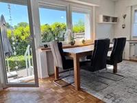 Wohnzimmer mit Zugang zur Terrasse