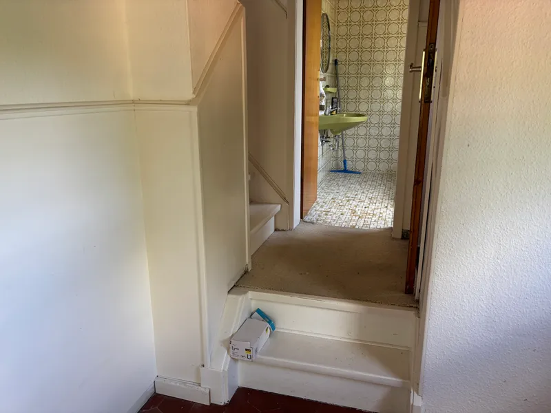 Flur mit Zugang zu Treppe und Bad