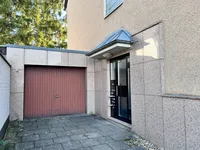 Eingang und Garage 50