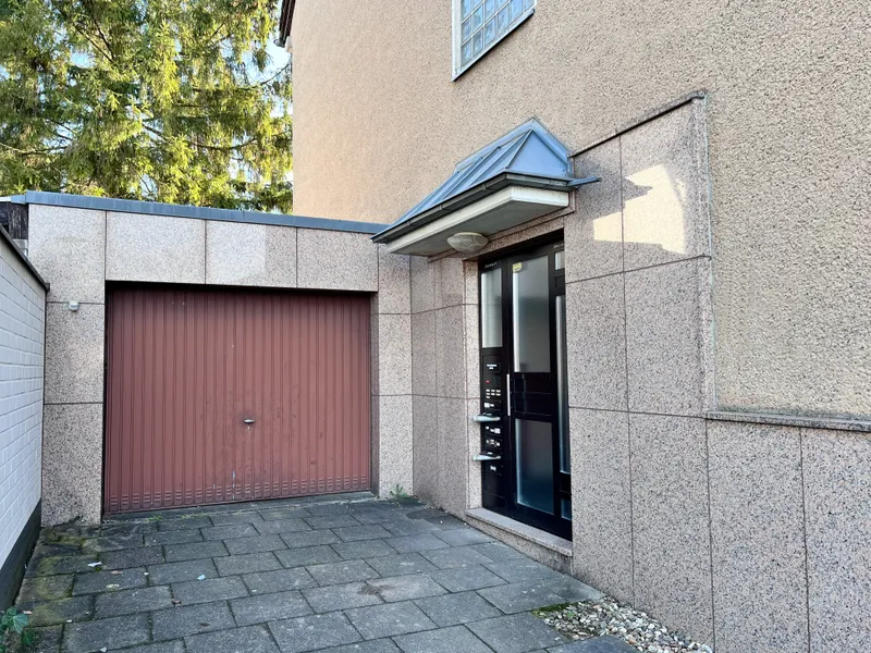 Eingang und Garage 50