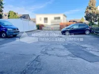 Parkplatz und Garagen