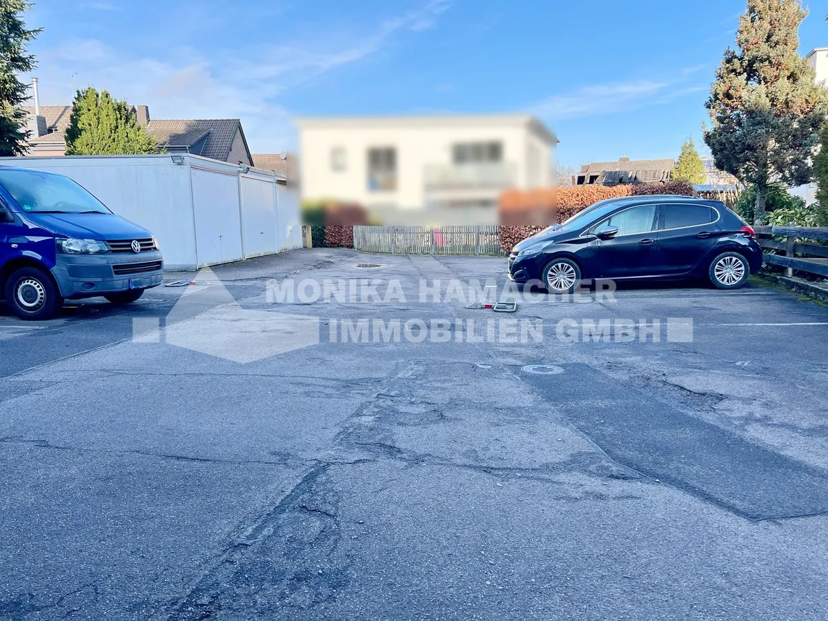 Parkplatz und Garagen