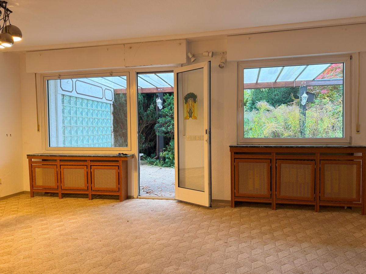 Wohnzimmer mit Zugang zur Terrasse