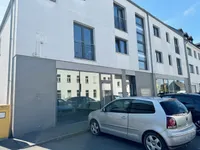 Fensterfront & Parkplätze