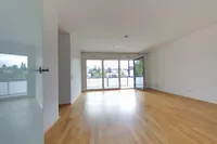heller geräumiger Wohnbereich mit Sonnenbalkon