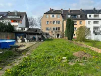 Halbfreistehendes, sanierungsbedürftiges Mehrfamilienhaus in Köln-Merheim