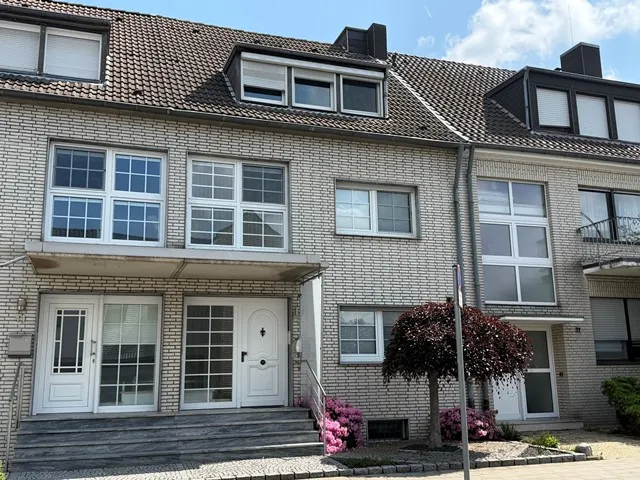 Einfamilienhaus mit Einliegerwohnung, Garage, Balkon und ausgebautem Dachstudio