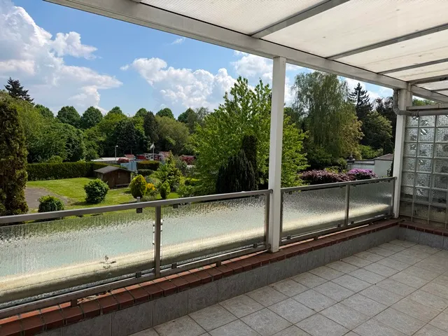 Einfamilienhaus mit Einliegerwohnung, Garage, Balkon und ausgebautem Dachstudio