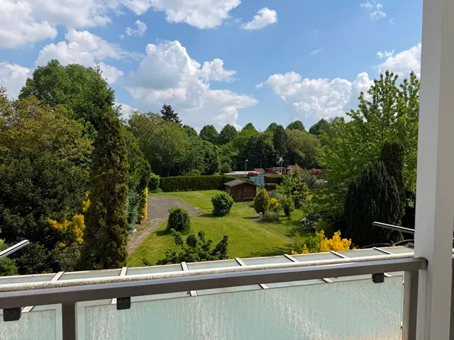 Einfamilienhaus mit Einliegerwohnung, Garage, Balkon und ausgebautem Dachstudio