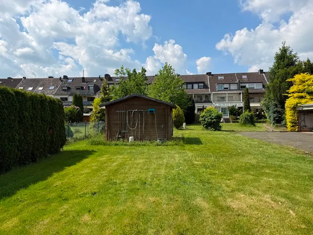 Einfamilienhaus mit Einliegerwohnung, Garage, Balkon und ausgebautem Dachstudio