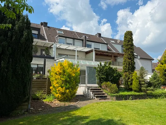 Einfamilienhaus mit Einliegerwohnung, Garage, Balkon und ausgebautem Dachstudio