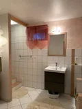 Badezimmer mit Dusche im Untergeschoss