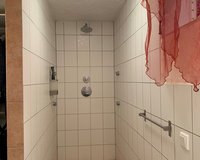 Die große Dusche im Untergeschoss