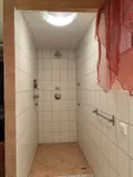 Die große Dusche im Untergeschoss