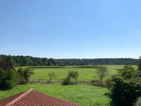 Blick über den Carport in die Natur