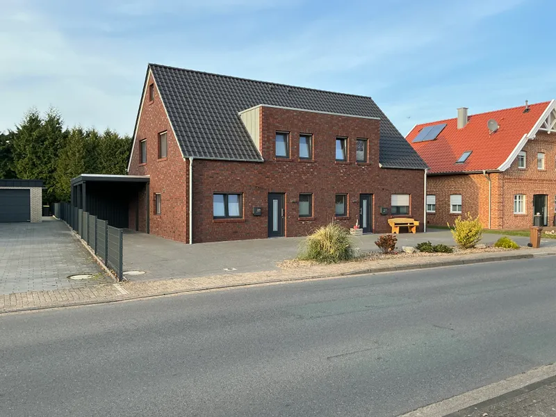 Wundersch&ouml;ne hochwertige Doppelhaush&auml;lfte mit Carport – Zentrumsnah in Lindern (Oldb.)