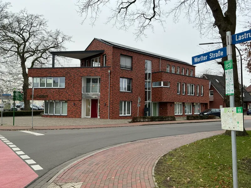 Top: Warmmiete unter 10 &euro;/m2 – : Hochwertige Wohnung im 1. OG mit Balkon im Zentrum von Lindern