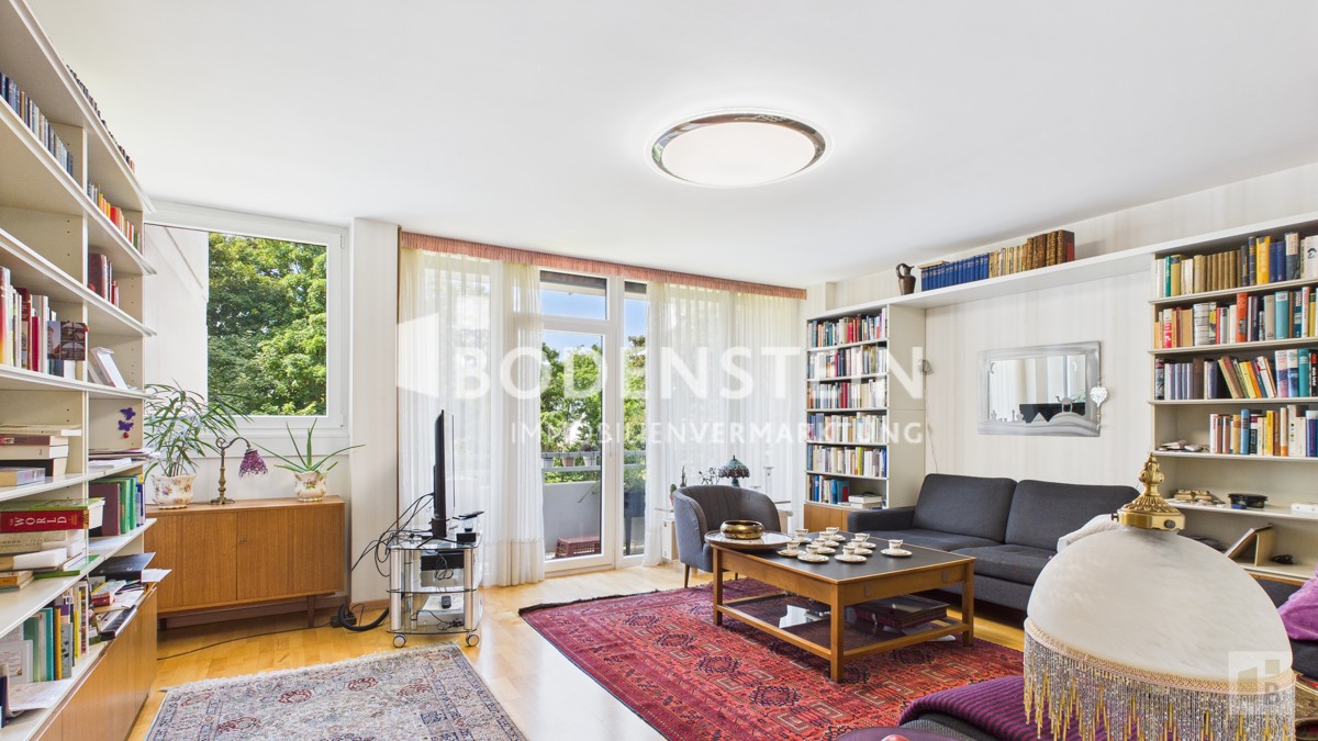 Wohnzimmer mit Balkonausgang