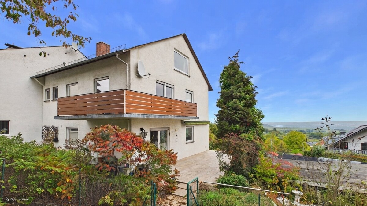 Außenansicht mit Garten und Fernblick