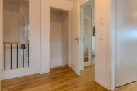 Flur mit Trennwand zum Treppenhaus