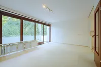 Wohnzimmer mit Blilck auf Balkon