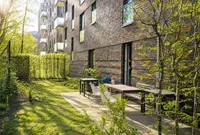 Gartenansicht mit Morgensonne