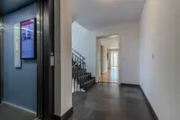 Treppenhaus + Fahrstuhl