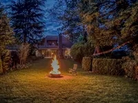 Gebäudeansicht Garten Nachtansicht mit Feuerschale