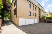 Gebäudeansicht Auffahrt + Garagen