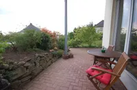 Terrasse mit Blick in den Garten