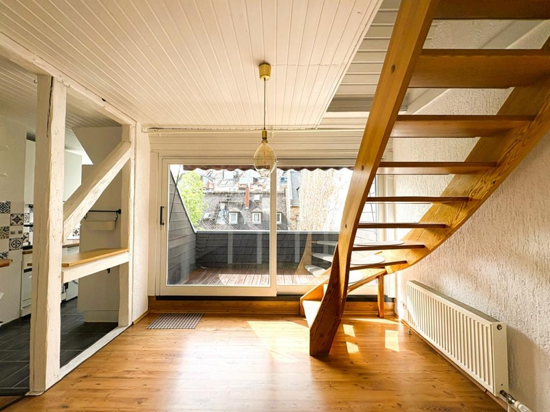 ZUCKERSÜSSES DACHSTUDIO MIT LOGGIA