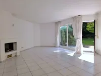 Wohnzimmer mit Kamin