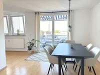 Esszimmer mit Zugang auf die Terrasse