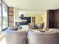 Wohnzimmer mit Blick in die Küche