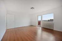 Wohnzimmer mit Zugang auf den Balkon