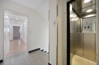 Treppenhaus mit Fahrstuhl