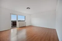 Wohnzimmer mit Zugang auf den Balkon