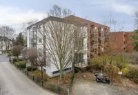 Ansicht Haus mit Stellplätzen