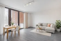 Wohnzimmer mit Zugang auf den Balkon