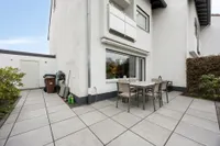 Terrasse mit Zugang Garage