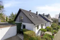Außenansicht mit Garage