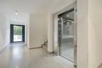 Treppenhaus EG mit Aufzug