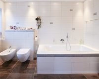 Badezimmer mit Wanne und Dusche EG