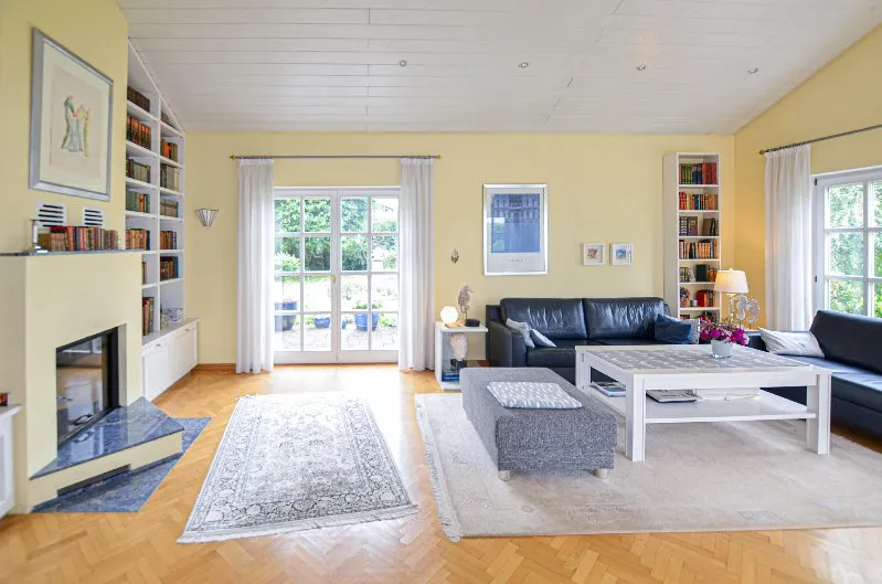 Wohnzimmer mit Kamin