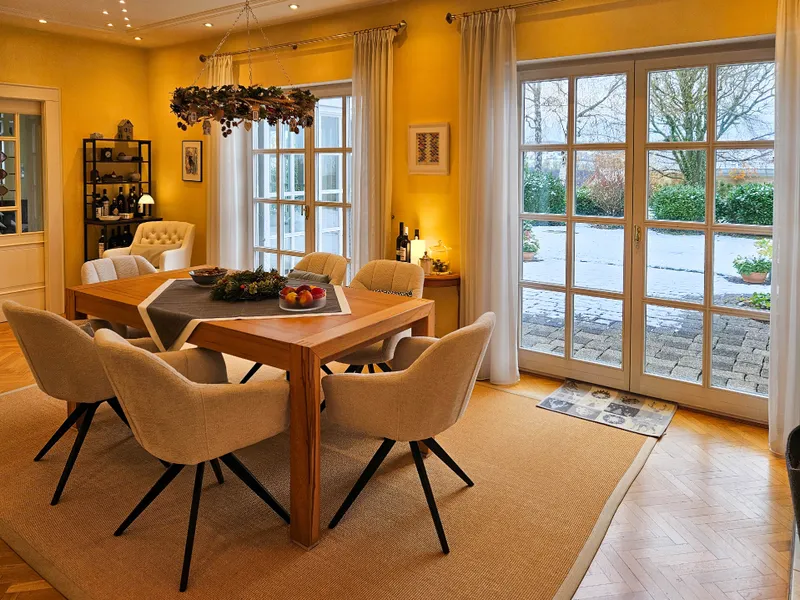 Wohn-Esszimmer mit Ausgang in den Garten