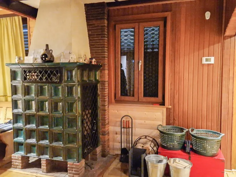 Kachelogfen im Eß- und Wohnbereich